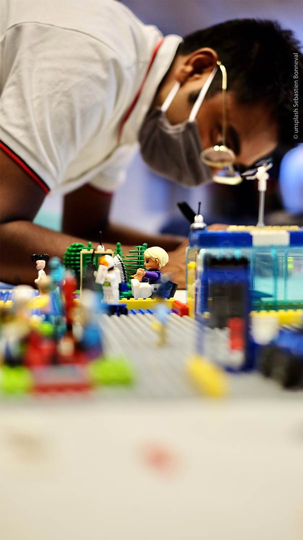 Mensch mit LEGO SERIOUS PLAY