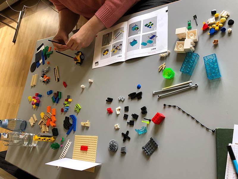 Berühren, Spüren, Bewegen, Klicken, Stecken, Ansehen, Ändern ... das ist ein neuroyal massiv stimulierender Prozess, der in tiefere Erfahrungsebenen, in intuitives Denken führt. © systemicbrain Dr. Johannes Rosenberger